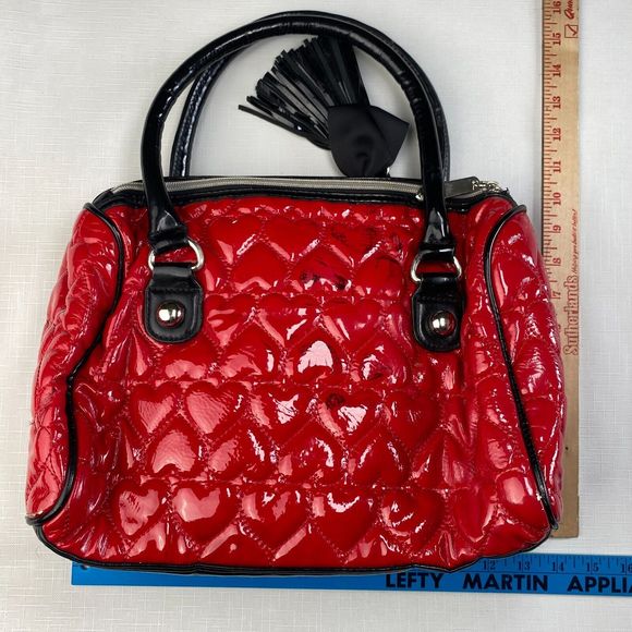 BETSEY JOHNSON QUILTED HEARTS Red Vegan Leather DUFFLE HAND BAG! Purse Black Bow - Picture 7 of 16